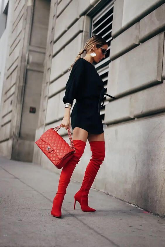 outfit con botas rojas